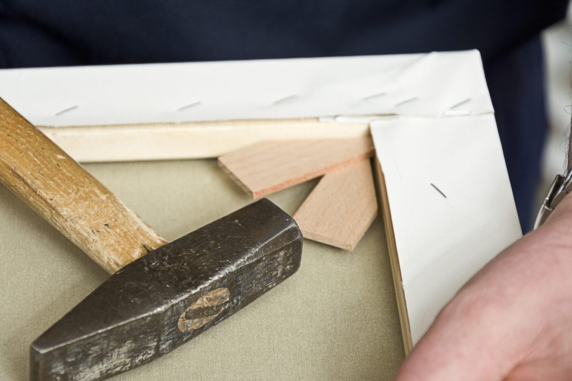 Leinwand Vor Oder Nach Dem Malen Spannen Die Entdeckung der Spannkraft Keilrahmen selbst bespannen