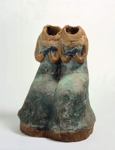 Doppelfigur mit Vogel im Arm, 1998, Terrakotta glasiert, 56 x 40 x 26 cm, Foto: Lothar Schnepf