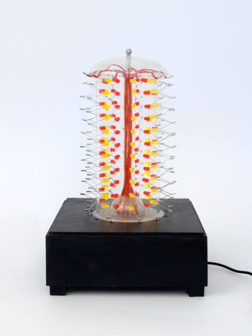 ohne Titel (2.11.m_04), 2011, Leuchtdioden, Plexiglasröhre, Kabel, Aderendhülsen, ca. 35 x 20 x 20 cm (inkl. Acrylglashaube), © Sabine Fassl