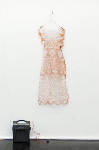 Kupfernes Kleid, 2014, Kupfer, Metall, Weidezaungerät, 120 x 43 cm Ein aus dünnstem Kupferdraht gehäkeltes Kleid steht unter Strom
