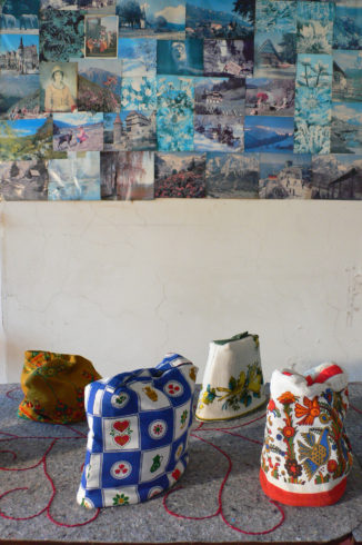 Rauminstallation „Heimkultur“ (Ausschnitt), 2008, Tisch, Tischstickerei, Kaffeewärmer mit Kräutersäckchen, im Hintergrund an der Wand alte Kalenderblätter, Elba-Hallen Wuppertal, © Sylvie Hauptvogel, Foto: Sylvie Hauptvogel