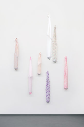 „Doppelarmknüpfmodule 1–7“, 2018, alte Nachthemdenärmel, Augen- und Hakenband, Kieselsteinsäckchen, © Sylvie Hauptvogel, Foto: Sylvie Hauptvogel