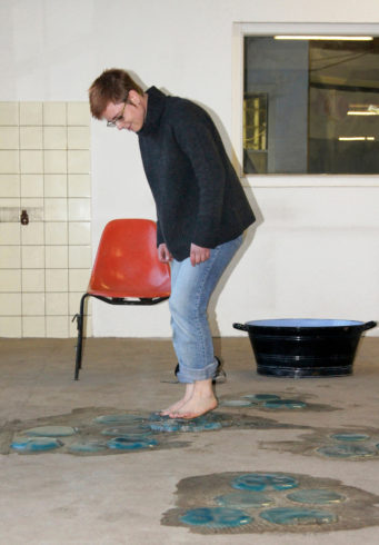 „Quallenperformance“, 2014, Quallenobjekte aus Agar, Emaillewanne, Handtücher, Sommerloch ELBA-Hallen Wuppertal, © Sylvie Hauptvogel, Foto: Susanne Hanenberg
