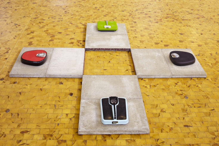 „Wie schwer wiegt deine Seele?“, 2011, Installation mit 4 Körperwaagen, Stickband, 8 Betonplatten, ca. 15 x 150 x 150 cm, © Sylvie Hauptvogel, Foto: Sigurd Steinprinz