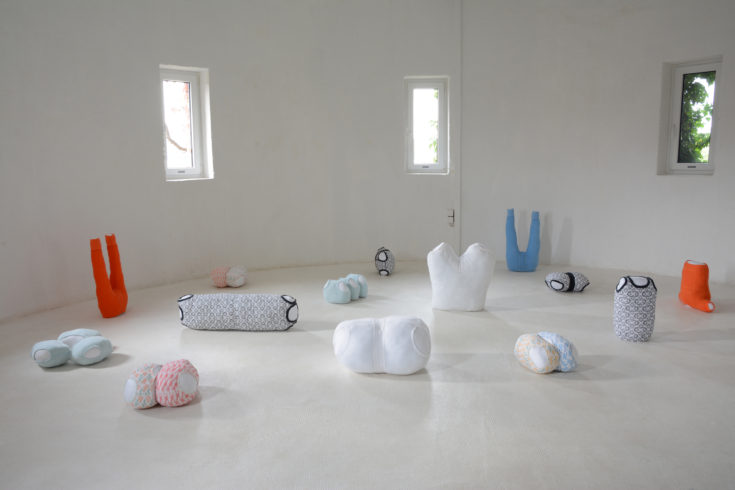 „modular landscape“, 2015, 18-teilig, Unterwäsche, Füllwatte, ca. 64 x 600 x 500 cm, © Sylvie Hauptvogel, Foto: Sylvie Hauptvogel