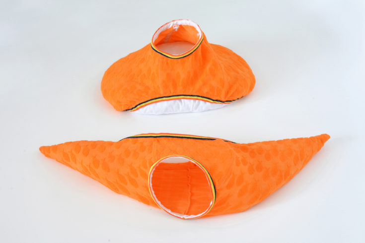 „orange Objekte 1+2“, 2018, alte Frotteeunterhosen mit Fischschwarmmuster, Reifrockverstärkungsband, Ostseekieselsteine, vorne: 10 x 60 x 17 cm, hinten: 16 x 36 x 26 cm, © Sylvie Hauptvogel, Foto: Sylvie Hauptvogel