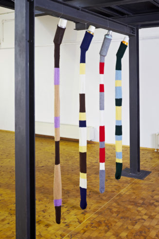 „warmgehalten 1–4“, 2011, Thermosflaschen mit Strickstrumpf, jeweils ca. 230 x 10 cm, © Sylvie Hauptvogel, Foto: Sigurd Steinprinz