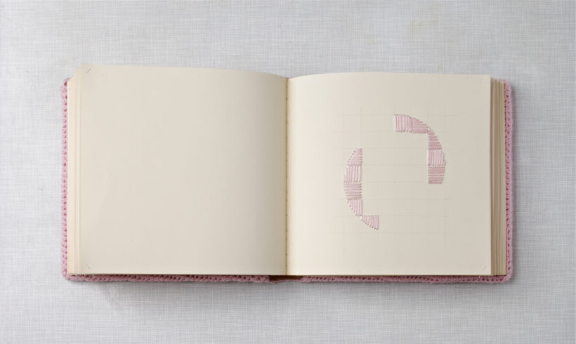 „zartes Rosa“, 2014, Fotoalbum, einzelne Buchseiten sind mit rosa Garn bestickt und das ganze Buch umhäkelt, 26 x 27 x 7 cm, © Sylvie Hauptvogel, Foto: Sigurd Steinprinz