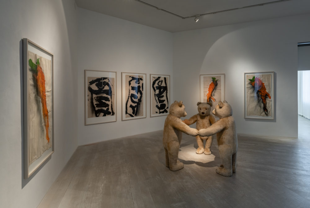 Dieter Krieg: Skulpturengruppe „Drei Teddybären“ und Bilderserie „gut für die Aug’n“ Foto: Akademie Galerie Düsseldorf/Kai Werner Schmidt , © VG Bild Kunst Bonn 2022