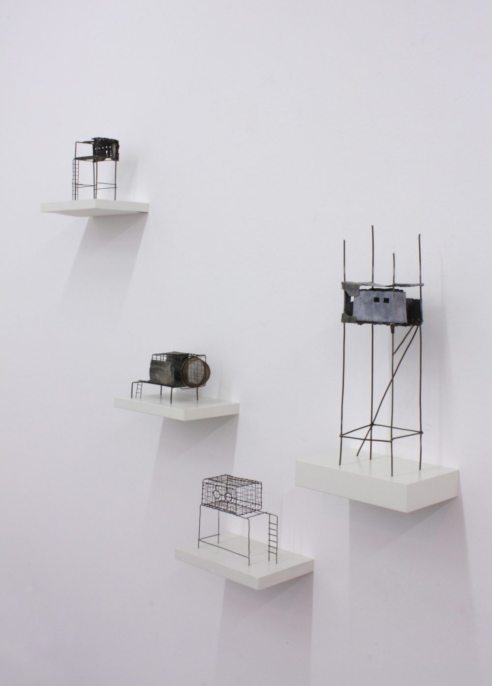 Aus der Reihe „Cages“, 2015, Holz, Metall, variable Maße VG Bild-Kunst, Bonn 2023 / Foto: Wibke Rahn