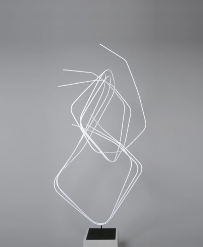 Norbert Kricke, Raumplastik „Große Weiße“, 1955, Stahl, gestrichen, auf Stahlplinthe, 210 x 95 x 80 cm Privatsammlung Köln, © Archiv Norbert Kricke /Foto: Achim Kukulies, Düsseldorf