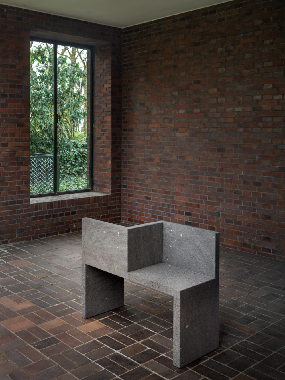Haus Lange, Gartenseite, Sitzbank von Wolfgang Hahn Foto: Dirk Rose / Kunstmuseen Krefeld