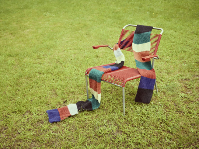 Raphael Schmitz: „Schal auf Stuhl“, Farbfotografie, Foto: Raphael Schmitz