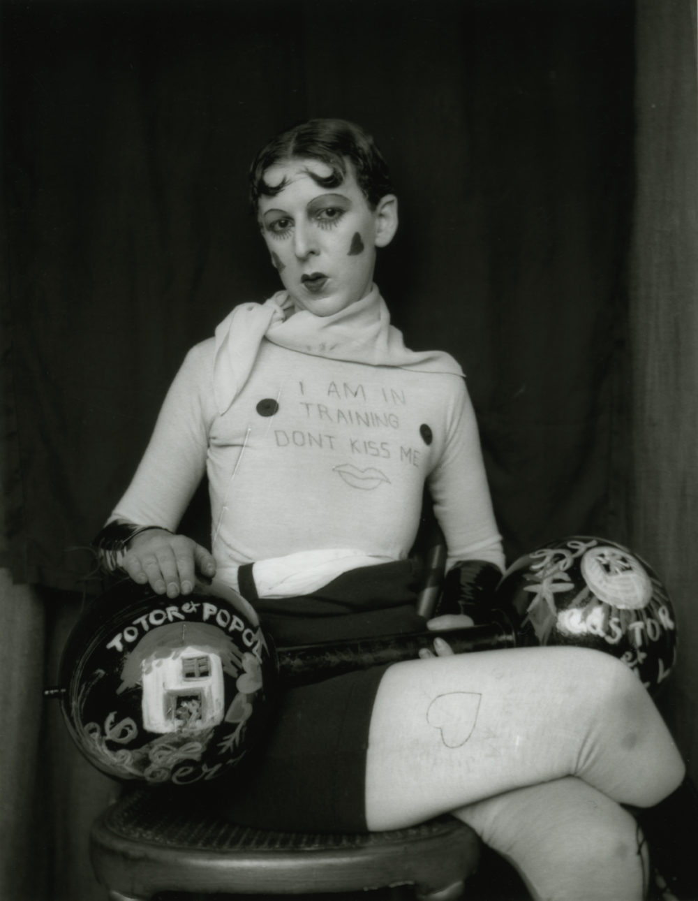 Claude Cahun: „Selbstporträt (I AM IN TRAINING DON'T KISS ME)“, Fotografie, 1928 © Courtesy of the Jersey Heritage Collections