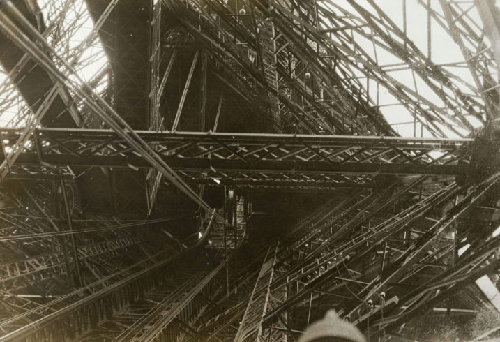 Germaine Krull: „Der Eiffel-Turm“, Fotografie, 1930 Foto: Amsab-Institute of Social History, Ghent, © Nachlass Germaine Krull, Museum Folkwang, Essen,