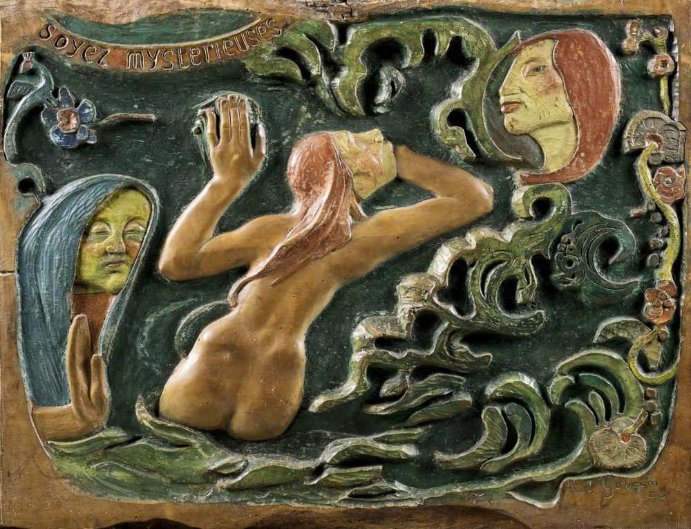 Paul Gauguin Seid geheimnisvoll (Soyez mystérieuses) 1890 Lindenholz, bemalt, mit Spuren von dunklem Farbstift 73 × 95 × 5 cm Musée d’Orsay, Paris bpk/RMN – Grand Palais, Paris/Tony Querrec
