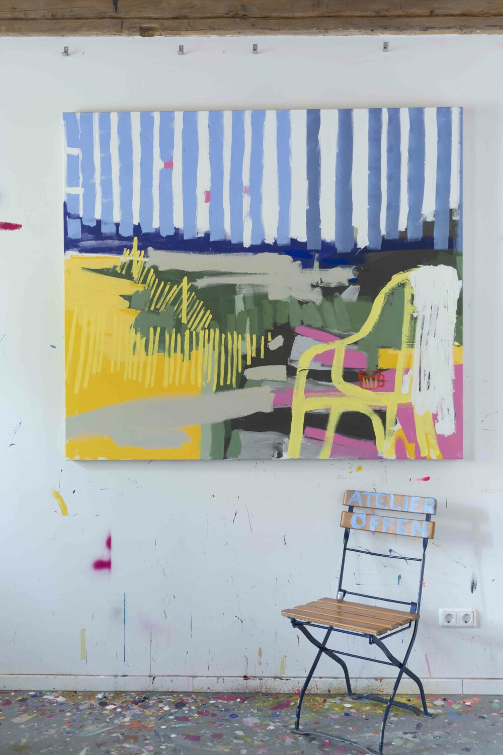 Teezeit auf gelbem Stuhl, 2022, Mischtechnik auf Leinwand, 160x140 cm. Foto: Isabelle Winkler