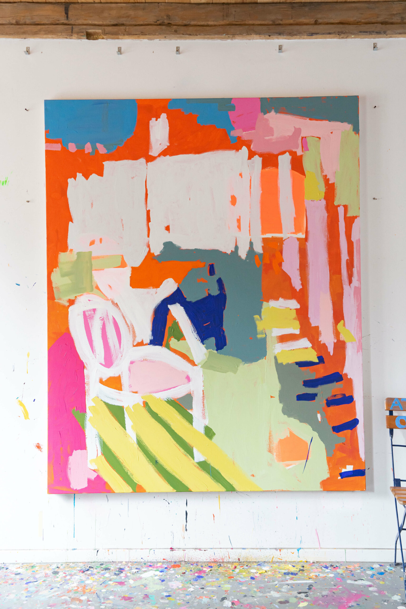 Wärme mit Stuhl in Pink, 2023, Mischtechnik auf Leinwand, 200 x 160 cm. Foto: Isabelle Winkler