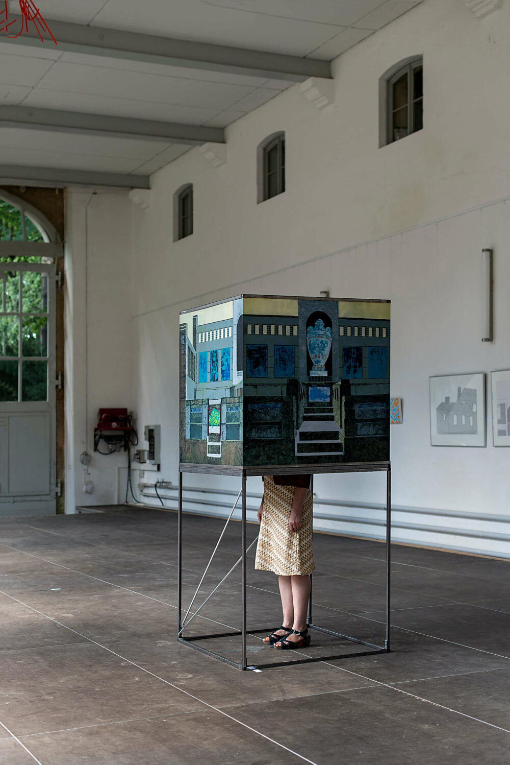 Totenstadt I (Weißensee), 2016, Siebdruck auf Plexiglas, 100 x 100 x 275 cm. Foto: VG Bild-Kunst, Bonn 2025/ Folker Fuchs