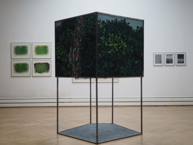 Totenstadt II (Ohlsdorf), 2017, Siebdruck auf Plexiglas, 140 x 140 x 275 cm. Foto: VG Bild-Kunst, Bonn 2025 / Folker Fuchs