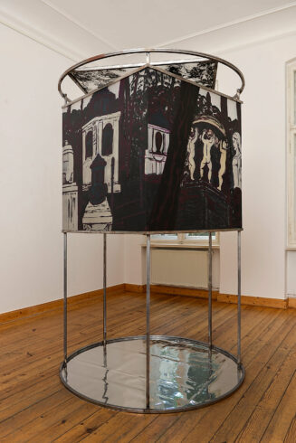 Totenstadt III (Tolkewitz), 2018, Siebdruck auf Plexiglas,  120 x 275 cm. Foto: VG Bild-Kunst, Bonn 2025 / Folker Fuchs