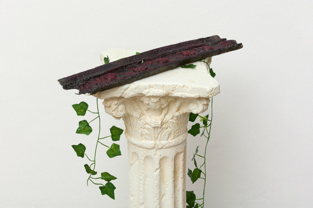 Installation „zweitausendjahrfern“, Gerhard Marcks Haus Bremen, 2022, Detail: Stucksäule mit künstlichem Efeu © VG Bild-Kunst, Bonn, 2025/ Patricia Lambertus, Foto: Patricia Lambertus