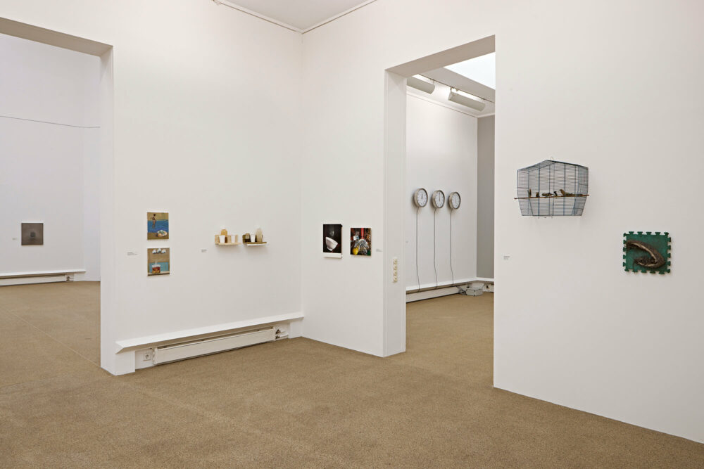 Blick in die Ausstellung KLEINKLEIN mit Werken von Rupprecht Geiger, Edith Oellers, Dirk Schlichting, Peter Gros, Timm Ulrichs, Gudrun Kattke (v. l. n. r.). © für die Werke bei den Künstler*innen, © für die Künstler*innen Rupprecht Geiger, Edith Oellers, Dirk Schlichting, Timm Ulrichs: VG Bild-Kunst, Bonn 2025, Foto: Eric Jobs.