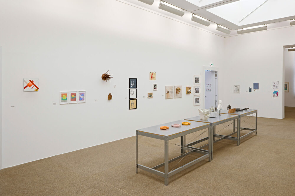 Blick in die Ausstellung KLEINKLEIN mit Werken von Thomas Klegin, Seraphina Lenz, Sabine Klupsch, Martina Lückener, Ulrich Langenbach, Georg Meissner, Benito Barajas, Hermann-Josef Mispelbaum, Martina Siefert, Eva Haupt, K. O. Götz (an der Wand v. l. n. r.) und Lea Wächter, Silke Brösskamp, Hermann EsRichter (auf den Sockeln v. v. n. h.). © für die Werke bei den Künstler*innen, © für die Künstler*innen Thomas Klegin, Seraphina Lenz, Georg Meissner, K.O. Götz, Lea Wächter, Silke Brösskamp, Hermann EsRichter: VG Bild-Kunst, Bonn 2025; Foto: Eric Jobs.