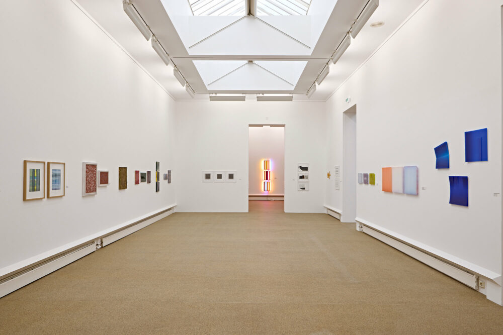 Blick in die Ausstellung KLEINKLEIN mit Werken von Kristina Hoppe, Julius Gräsel, Astrid Bartels, Raymund Kaiser, Tomoko Sato*, Elly Valk-Verheijen, Stephan von Knobloch, Yoana Tuzharova, Petra Siering, Horst Linn, Harald Hilscher, Gabriele Terhuven, Sybille Pattscheck, Norbert Müller-Everling(v. l. n. r.). © für die Werke bei den Künstler*innen, © für die Künstler*innen Raymund Kayer, Tomoko Sato, Elly Valk-Verheijen, Yoana Tuzharova, Petra Siering, Horst Linn, Harald Hilscher, Gabriele Terhuven, Sybille Pattscheck: VG Bild-Kunst, Bonn 2025; Foto: Eric Jobs.