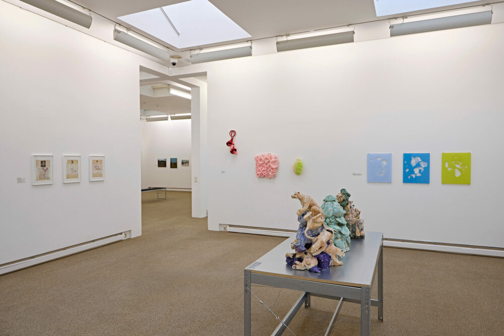 Blick in die Ausstellung KLEINKLEIN mit Werken von Bodo Nolte, Jan Lukas Uptmoor, Barbara Koch, Silke Rehberg, Satomi Edo (v. l. n. r.). © für die Werke bei den Künstler*innen, © für die Künstler*innen Silke Rehberg, Satomi Edo: VG Bild-Kunst, Bonn 2025; Foto: Eric Jobs.