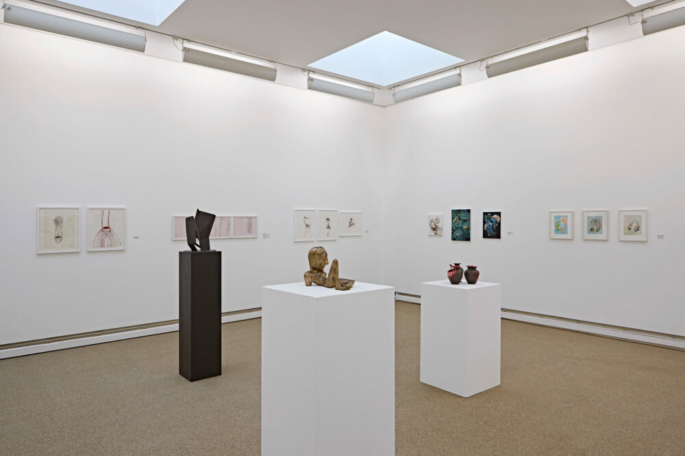 Blick in die Ausstellung KLEINKLEIN mit Werken von Renate Behla, Suse Wiegand, Claudia Maas, Johanna Flammer, Cordula Sauer (an der Wand v. l. n. r.) und Hans Joachim Albrecht, Jackie Bamfaste, Anne Kückelhaus (auf Sockeln v. l. n. r.). © für die Werke bei den Künstler*innen, © für die Künstler*innen Suse Wiegand, Johanna Flammer: VG Bild-Kunst, Bonn 2025; Foto: Eric Jobs.