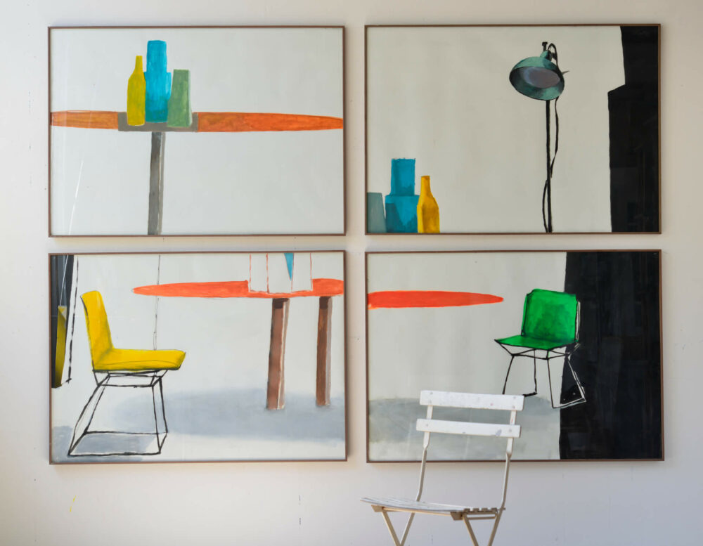 Vier Bilder zeigen minimalistische Darstellungen von Tischen, Flaschen, einer Stehlampe und farbigen Stühlen in Gelb und Grün.