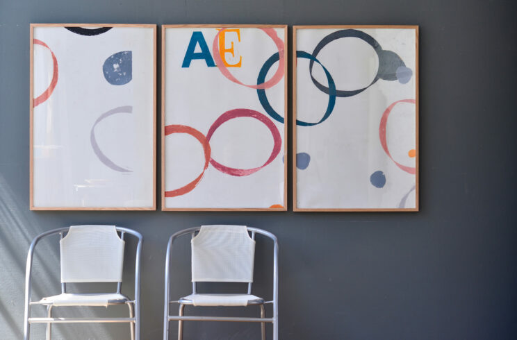 Drei Bilder mit weißen Hintergründen und überlappenden Kreisen in Rot, Blau und Grau, mittleres Bild mit Buchstaben ‚A‘ und ‚E‘.