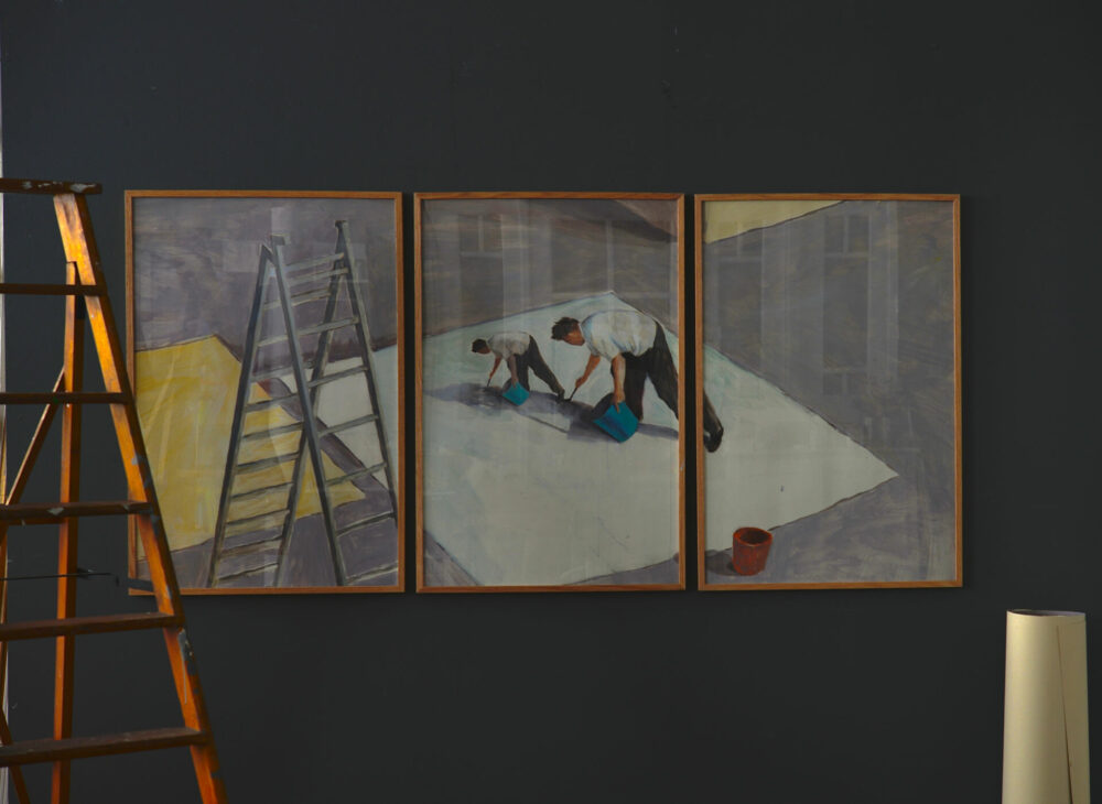 Drei Bilder zeigen eine Werkstattszene mit Leiter, zwei Personen bei der Arbeit und einem Eimer.