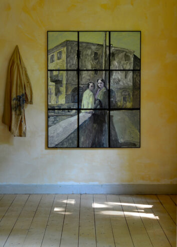 Neunteiliges Bild zeigt eine Straßenszene mit Gebäuden in Gelb- und Grautönen und zwei Personen an einer Brüstung.