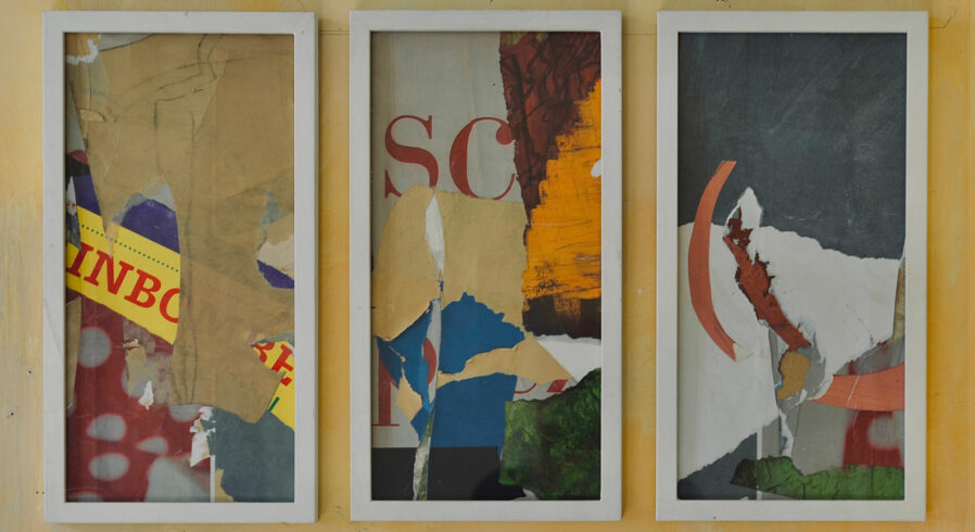 Triptychon aus abstrakten Collagen mit zerrissenen Papierfragmenten in kräftigen Farben wie Gelb, Blau, Rot und Grün, in weißen Rahmen.