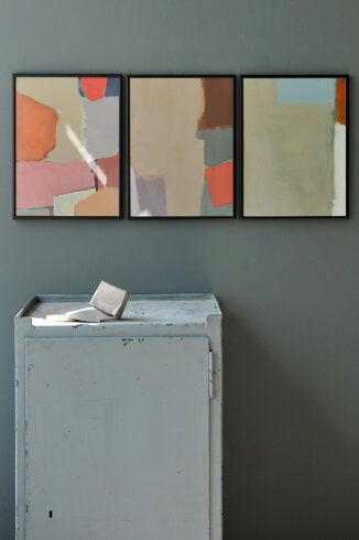 Drei quadratische Bilder mit überlappenden Farbflächen in Orange, Beige, Blau und Grau.