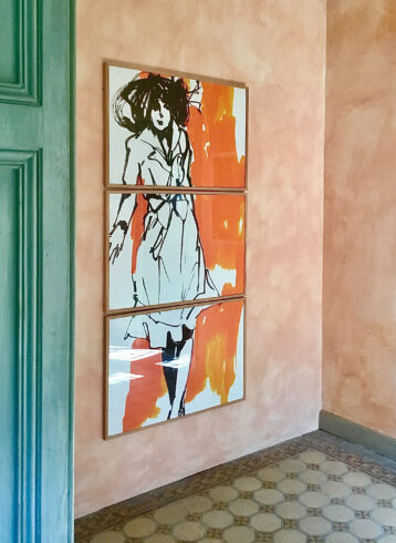 Dreiteilige Darstellung einer skizzenhaften Figur in schwarzer Linie vor einem Hintergrund aus leuchtendem Orange und Weiß