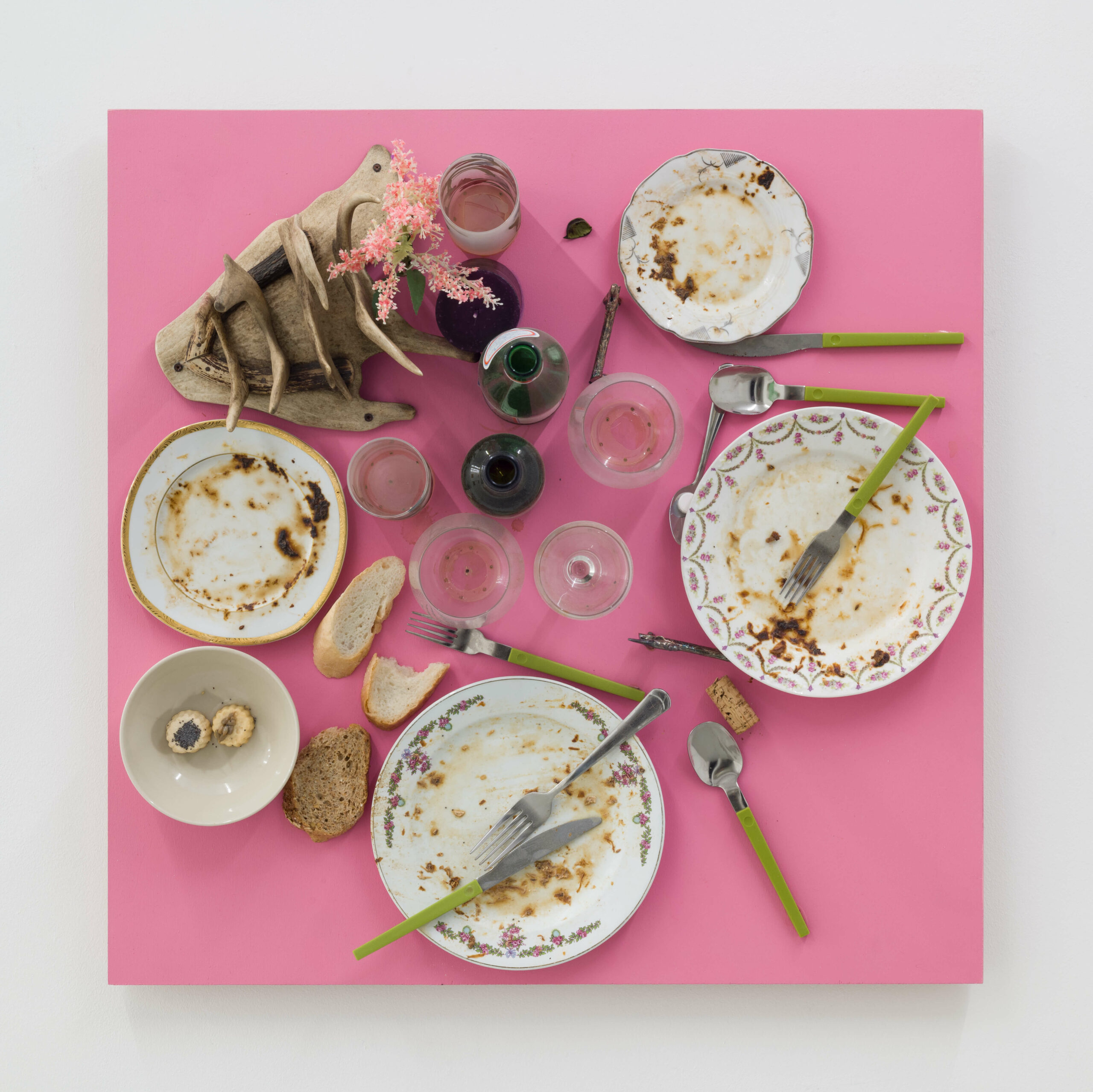 Daniel Spoerri, Bistro der Santa Marta „Romance I“: Fuchsia, 2014, Assemblage, 71 x 71 x 30,5 cm © VG Bild-Kunst, Bonn, 2025/Daniel Spoerri. Courtesy Galerie LEVY