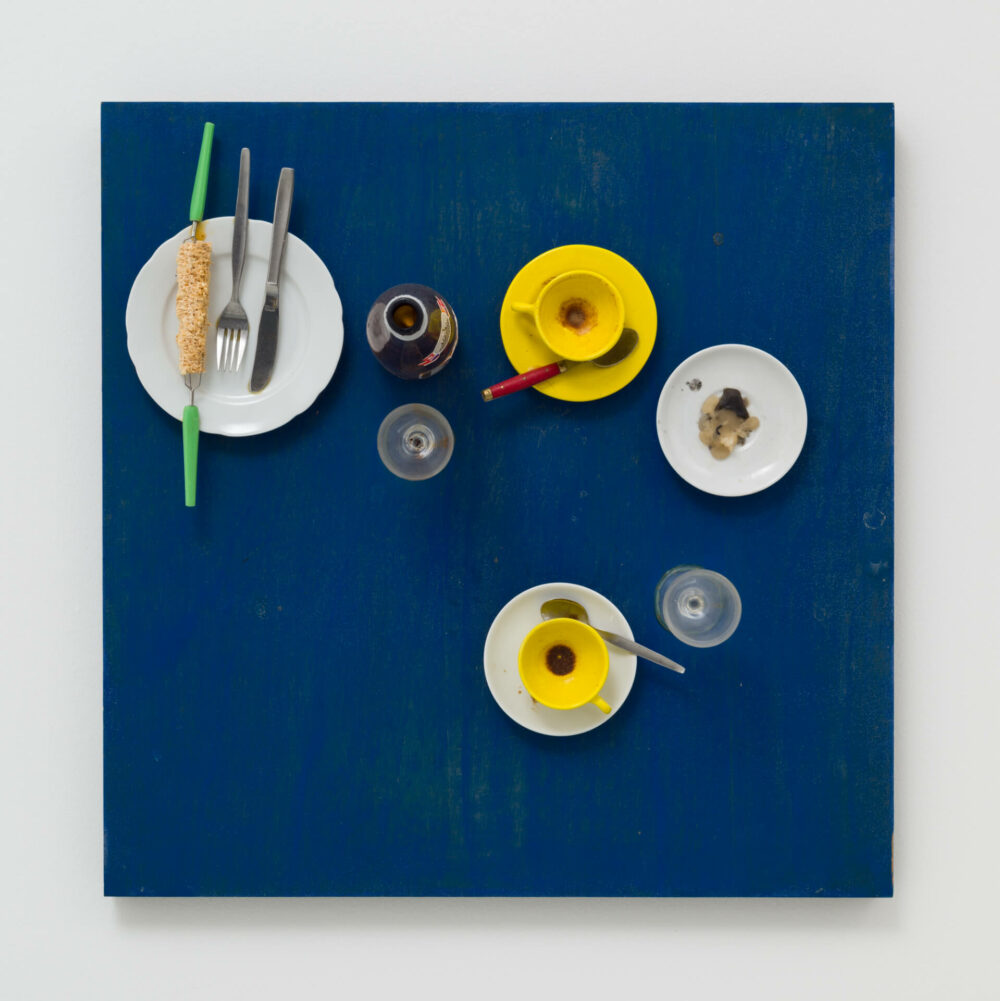 Daniel Spoerri, Ohne Titel, 1972, Assemblage auf Holztafel (Tableau-piège), 71,1 x 71,1 x 40,5 cm © VG Bild-Kunst, Bonn, 2025/Daniel Spoerri. Courtesy Galerie LEVY