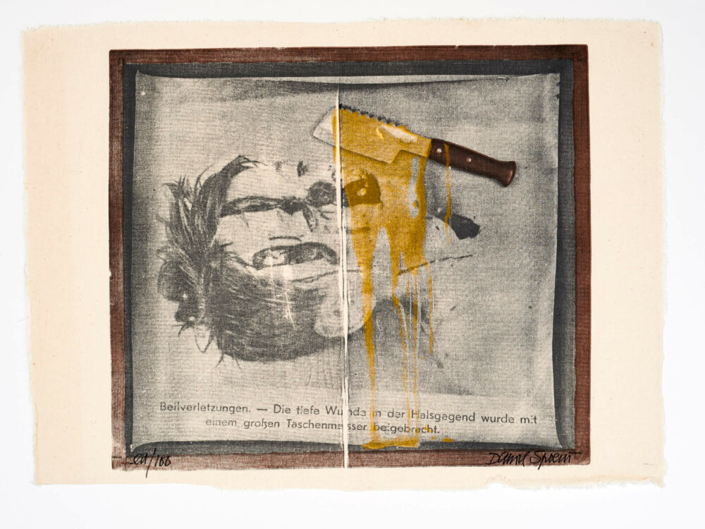 Daniel Spoerri, Beilverletzungen aus der Serie Morduntersuchungen, 1977/78 Assemblage auf einem Sanachrome Print Copyright: © VG Bild-Kunst, Bonn, 2025/Daniel Spoerri. Courtesy Galerie LEVY