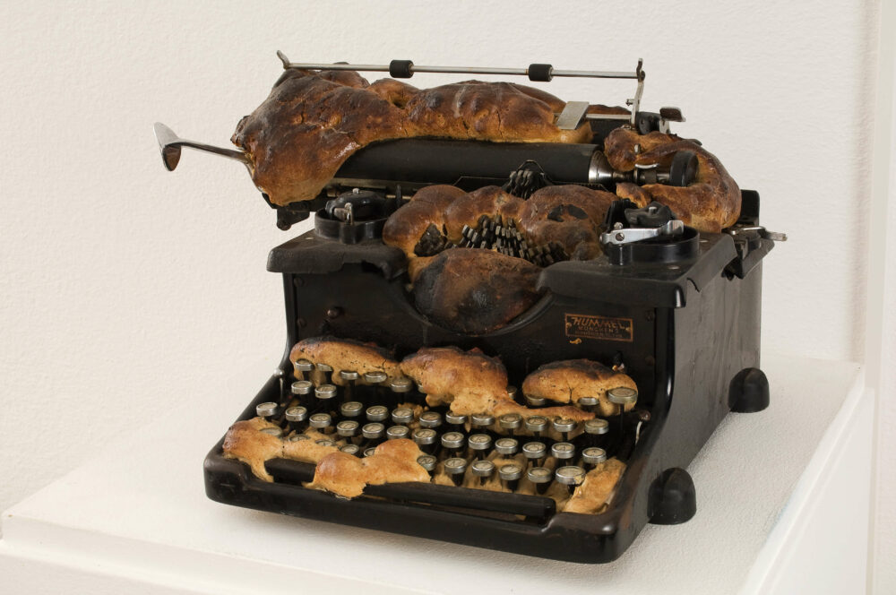 Daniel Spoerri, Brotteigobjekt – Schreibmaschine, 1980 Schreibmaschine und Brotteig, 49 x 27 x 39 cm © VG Bild-Kunst, Bonn, 2025/Daniel Spoerri. Courtesy Galerie LEVY