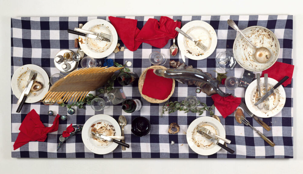 Daniel Spoerri, Sevilla Serie Nr: 13 mit Sägefisch-Unterkiefer und Hecht-Keramik, 1991, Assemblage, 80 x 160 40 cm © VG Bild-Kunst, Bonn, 2025/Daniel Spoerri. Courtesy Galerie LEVY