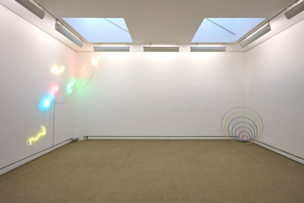 Vera Lossau, Lost Threads, 2008 und o.T. (runder Regenbogen), 2025, ©VG Bild-Kunst, Bonn 2025 /Vera Lossau, Foto: Eric Jobs
