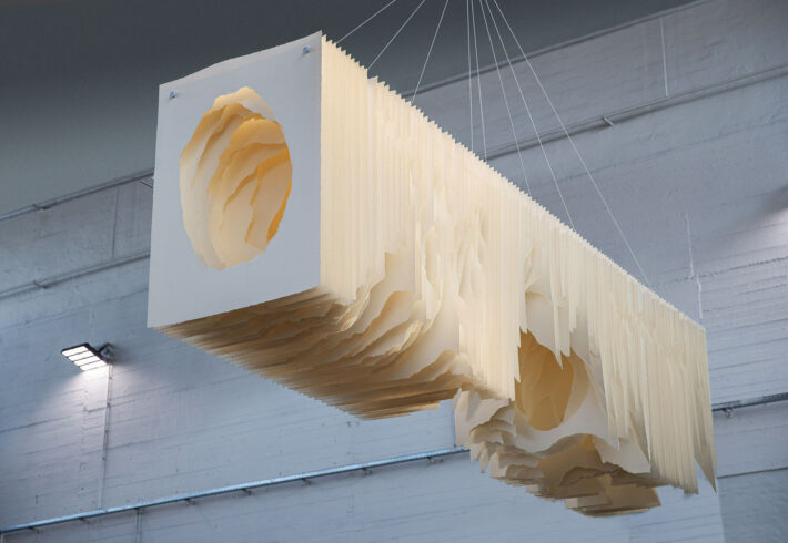 Angela Glajcar 2014-061 Terforation, 2014 160 × 120 × 600 cm, Papier, gerissen, Halterung aus Metall und Kunststoff ALBERTINA, Wien. Schenkung Sasa Hanten, Köln/Wien, (a) Angela Glajcar Foto: Max Brucker