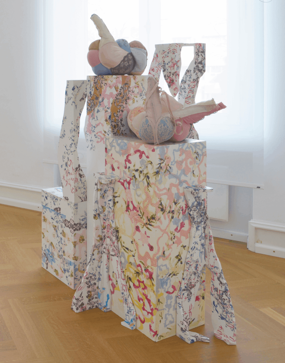 Familie Wondwerbra, MDF, Serviettentechnik, Stoffe, Zellulose, 2017 (Kunstmuseum Villa Zanders, Bergisch Gladbach) Foto: Tina Haase