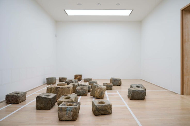 Ausstellungsansicht, Shifting the Silence. Die Stille verschieben, Sheela Gowda, Städtische Galerie im Lenbachhaus und Kunstbau München, 2025 © Sheela Gowda, Foto: Lukas Schramm, Lenbachhaus