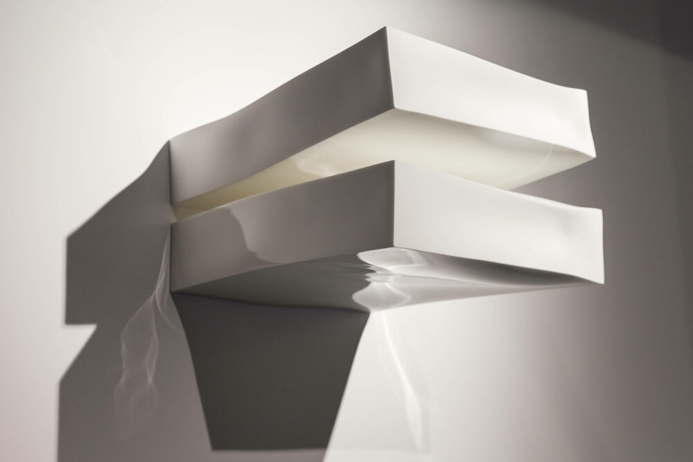 Untitled (Monolithen), Sèvres Porzellan (Biscuit und transparente Glasur), jeweils 30 x 36 x 10 cm, Foto: Paul Nicoué, Courtesy of Jousse Entreprise