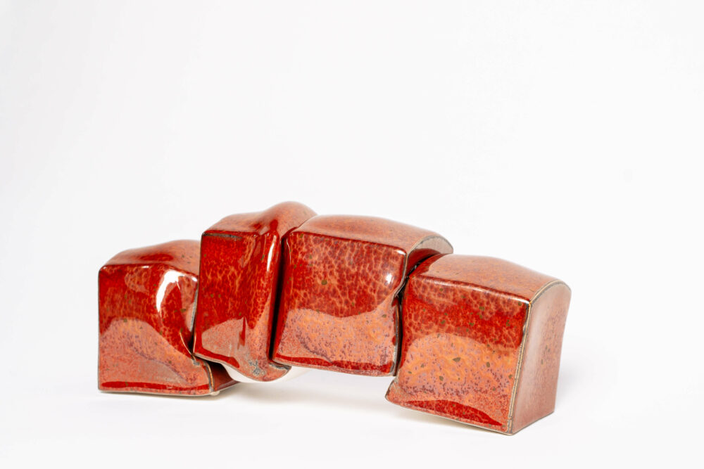 Quartett (vier Bricks), 2023, Porzellan und Tomaten-Rot Glasur, jeweils 10 x 10 x 10 cm, Foto: Sebastian Weindel, Courtesy of Jousse Entreprise