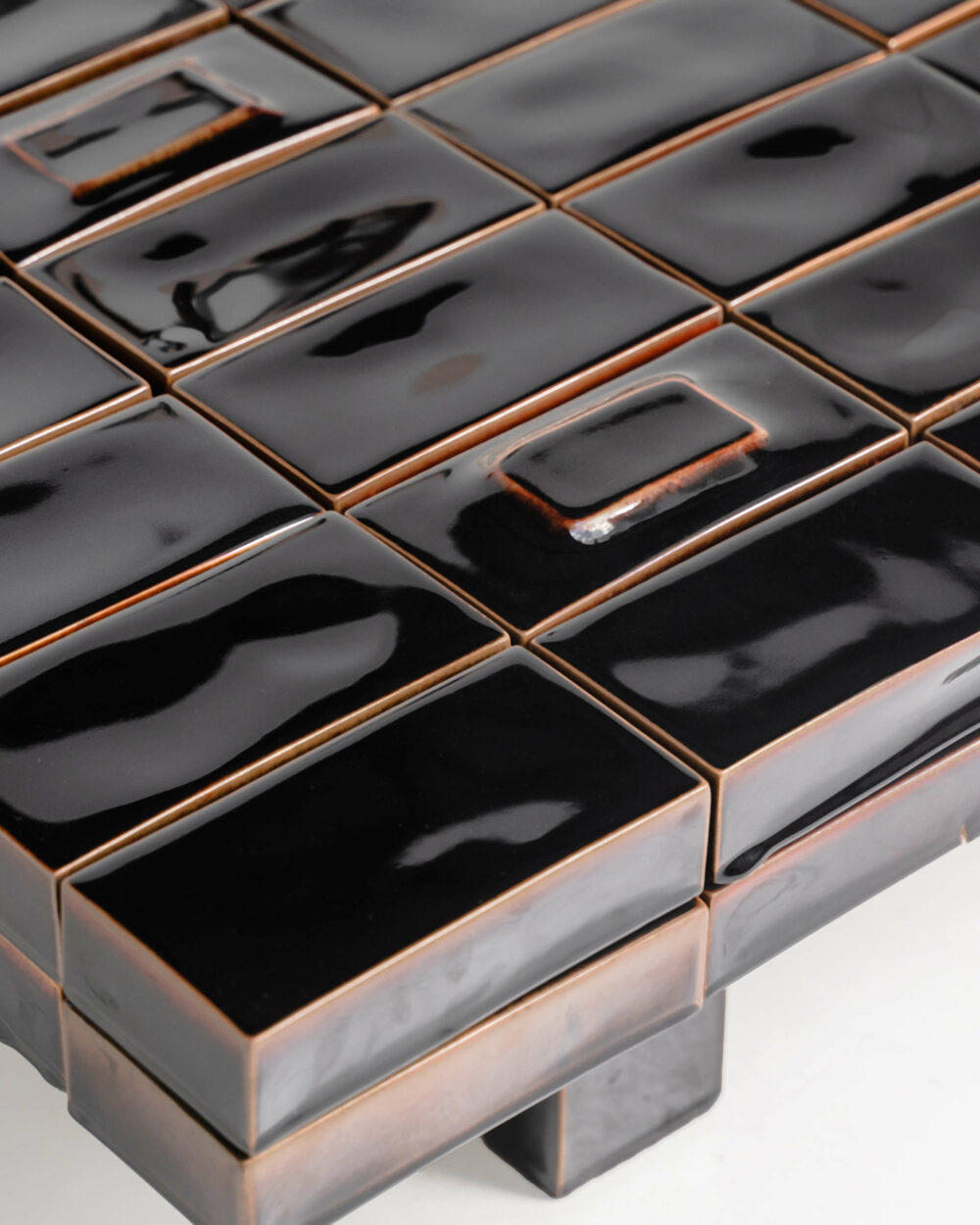 Comme un Lego (Detail), 2023, Porzellan und Tenmoku Glasur, 175 x 67 x 38 cm, Courtesy of the Loewe Foundation